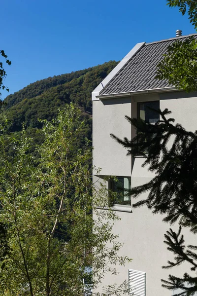 Detail van minimale modern huis in de natuur — Stockfoto