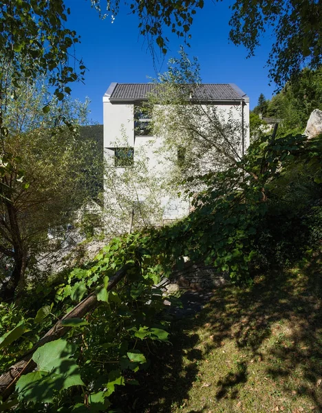 Moderna casa mínima en la colina —  Fotos de Stock