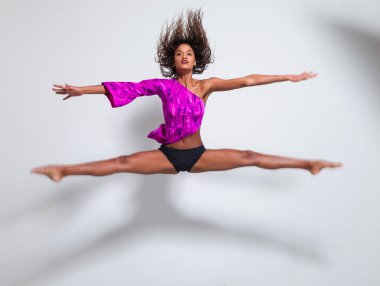 genç güzel dansçı atlama bir stüdyoda