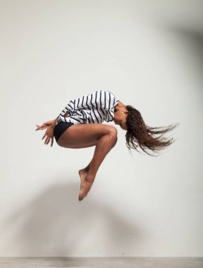 genç güzel dansçı atlama bir stüdyoda