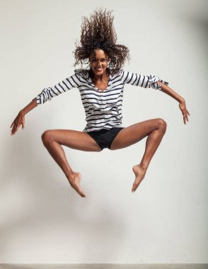 genç güzel dansçı atlama bir stüdyoda