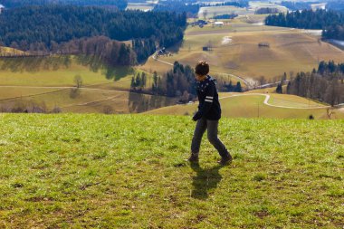 Dağ manzarası izlerken Arkamda duran çocuk