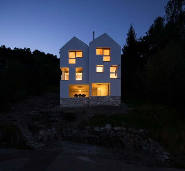 Arquitectura diseño moderno, villa escena nocturna —  Fotos de Stock