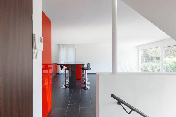 Современный интерьер дома пустая кухня, столовая — стоковое фото