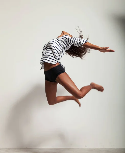 Joven hermosa bailarina salto en un estudio —  Fotos de Stock