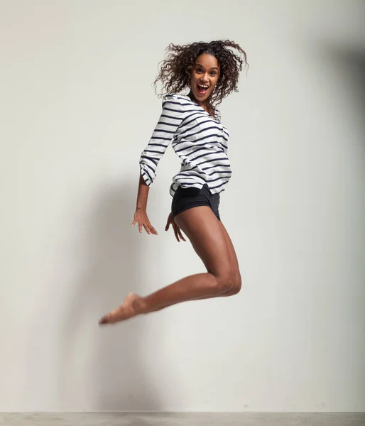 Jovem bela dançarina saltar em um estúdio — Fotografia de Stock