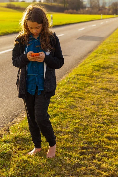 Chica usando el teléfono en la calle, peligro — Foto de Stock