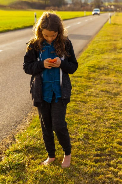 Chica usando el teléfono en la calle, peligro — Foto de Stock