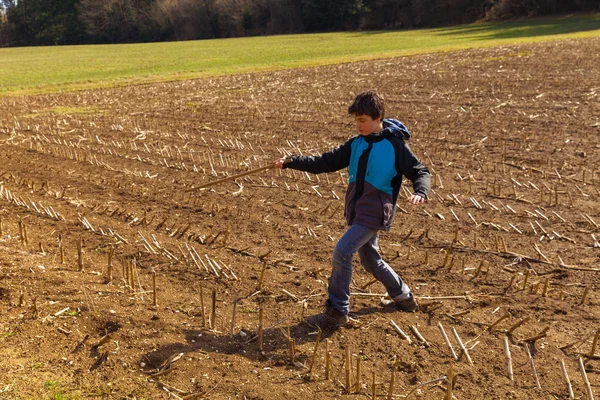 Děti v přírodě, zemědělská krajina, pole, na podzim — Stock fotografie
