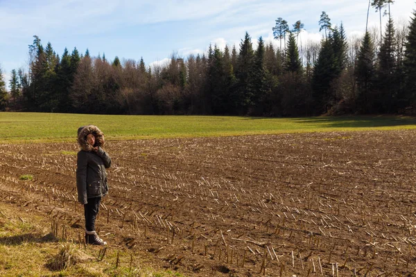 Children in nature, agricultural landscape, fields in autumn — Stock Photo, Image