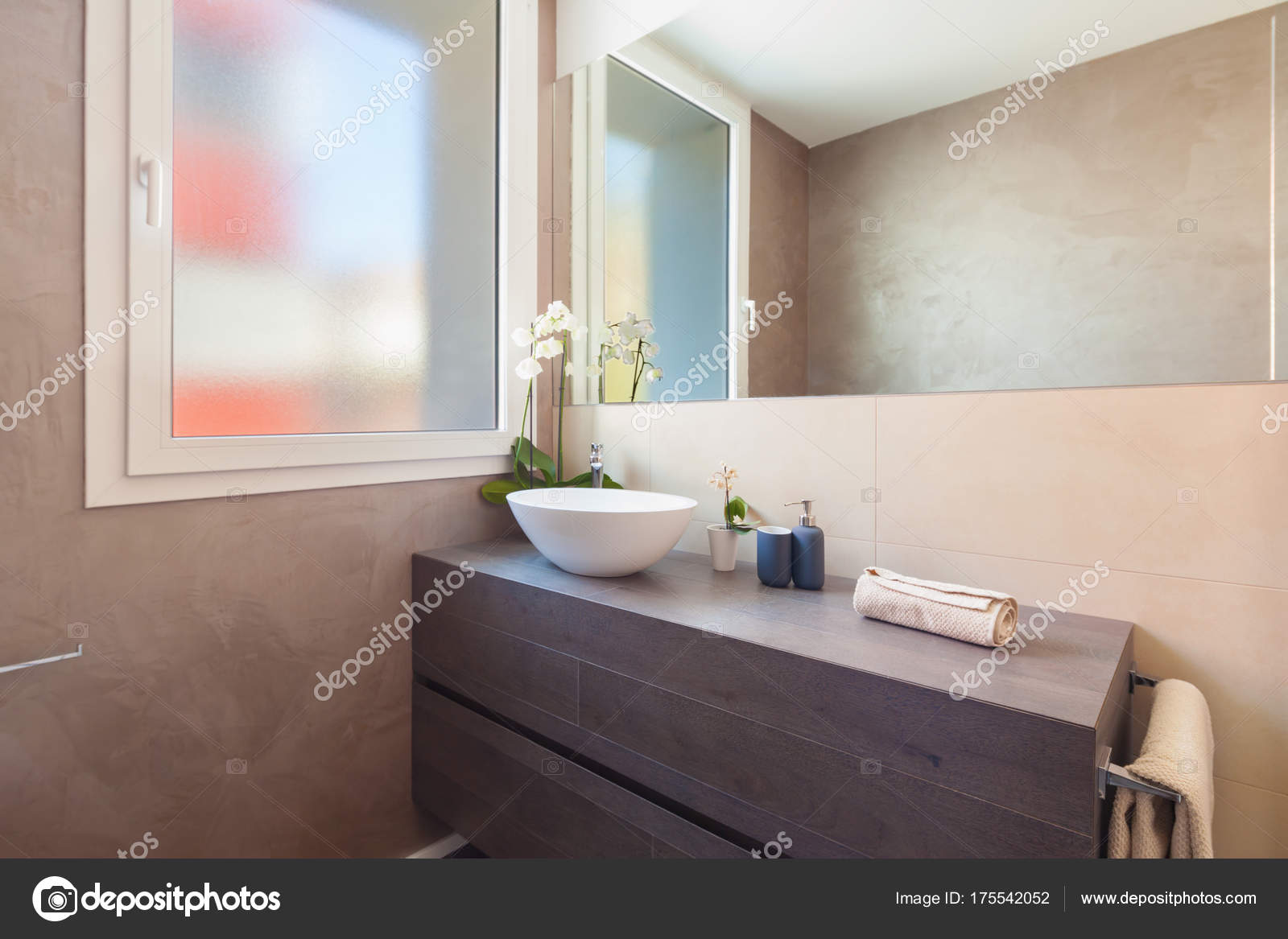 Cerca del cuarto de baño elegante — Foto de stock © Zveiger #175542052 Cerca del cuarto de baño elegante — Foto de stock © Zveiger #175542052
