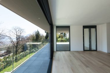 Boş oda, balkon ve görünümü. 