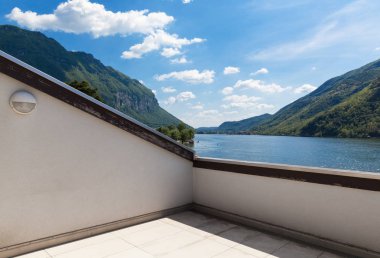 Balkon Göl Manzaralı, yaz