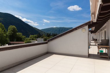 Balkon dağ manzaralı, yaz