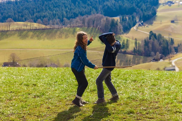 Kinder in der Natur, Agrarlandschaft, Felder im Herbst — Stockfoto