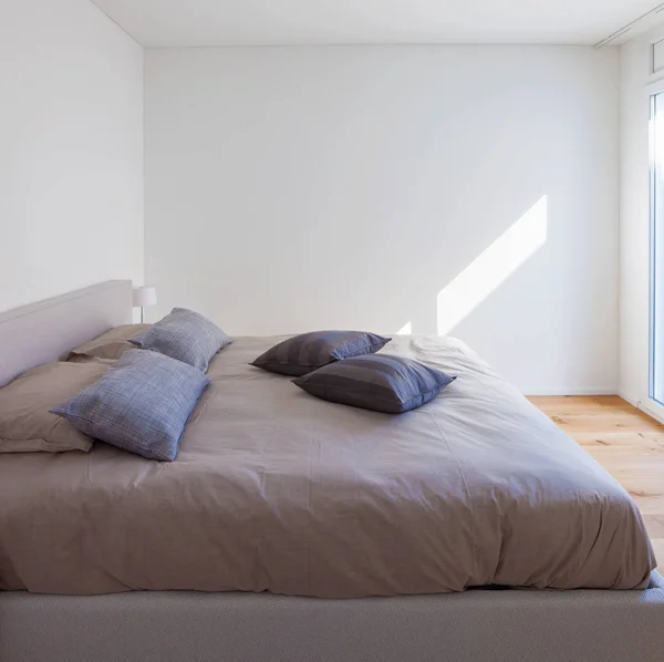 Minimales weißes Schlafzimmer — Stockfoto