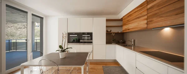 Cucina moderna in legno con vista — Foto Stock