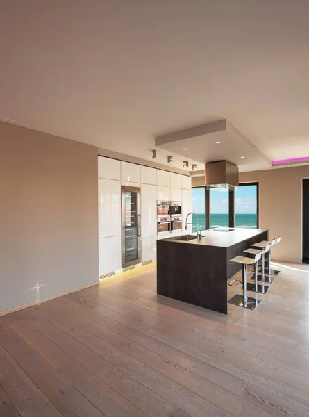 Interioarele unui apartament modern, bucătărie cu vedere la mare — Fotografie, imagine de stoc