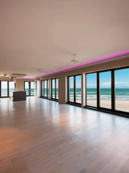 Interiores de un apartamento moderno, comedor con vistas al mar —  Fotos de Stock