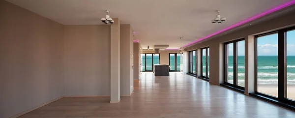 Sala de estar en un apartamento moderno, vista al mar —  Fotos de Stock