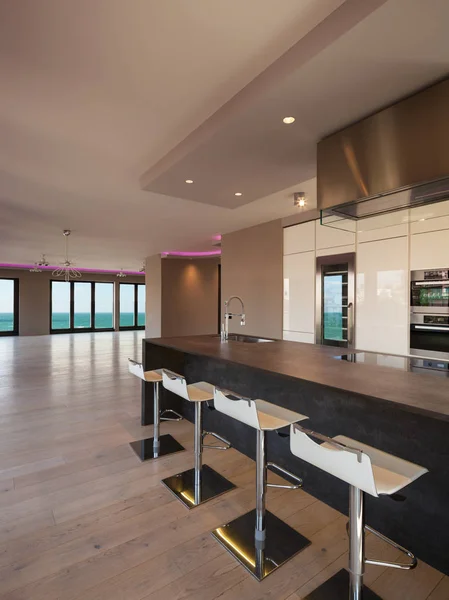 Intérieur d'un appartement moderne, cuisine avec vue sur la mer — Photo