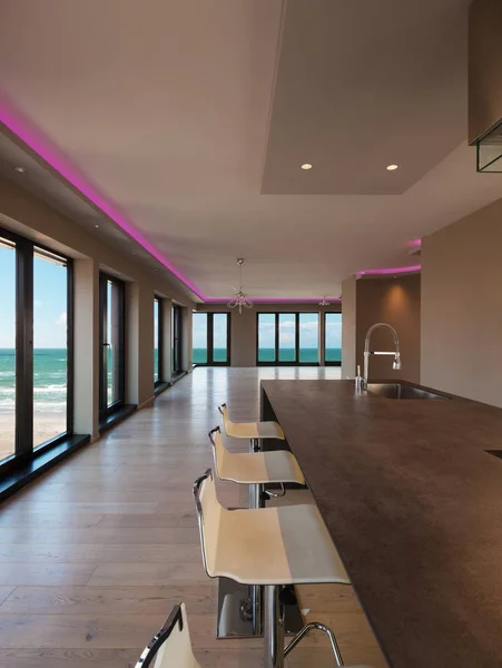 Interiores de un apartamento moderno, cocina con vistas al mar —  Fotos de Stock