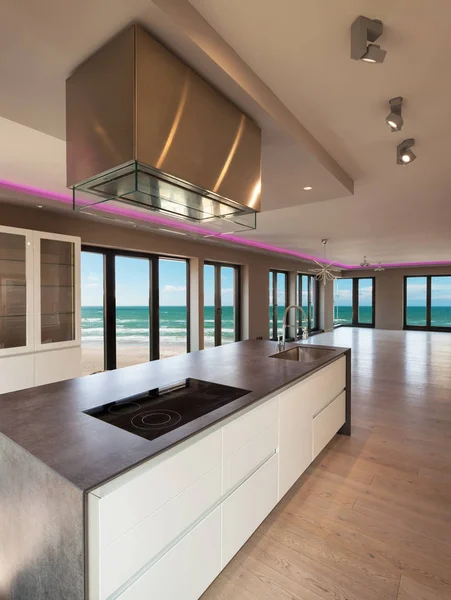 एक आधुनिक अपार्टमेंट के अंदर, समुद्र दृश्य के साथ रसोई — स्टॉक फ़ोटो, इमेज