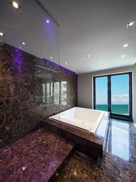 Luksusowa łazienka w nowoczesnym domu — Zdjęcie stockowe