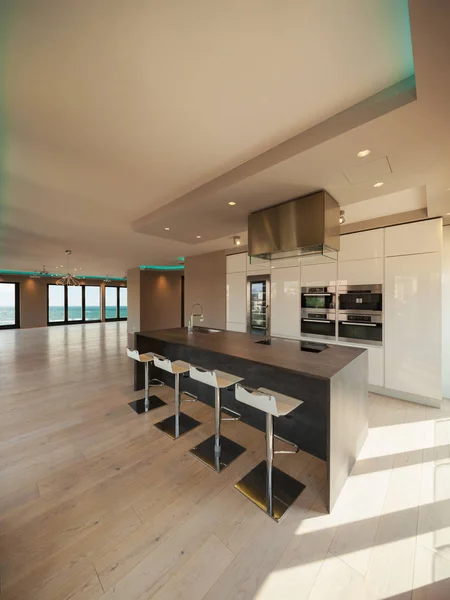 Intérieur d'un appartement moderne, cuisine avec vue sur la mer — Photo