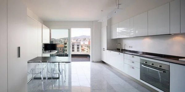 Küche einer modernen Wohnung, niemand — Stockfoto