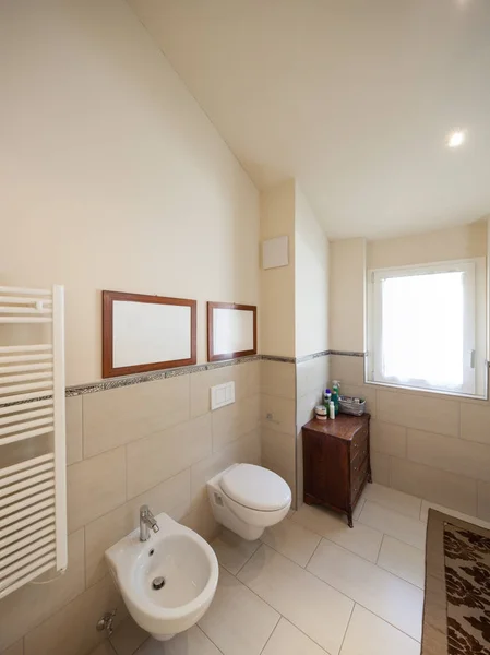 现代公寓的内饰, 浴室 — 图库照片