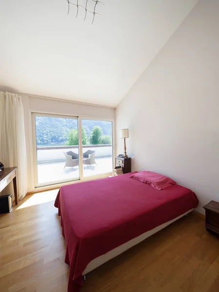 Moderno apartamento en casa, vista al dormitorio — Foto de Stock