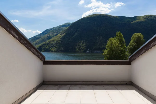 Balkon met uitzicht op het meer, zomer — Stockfoto