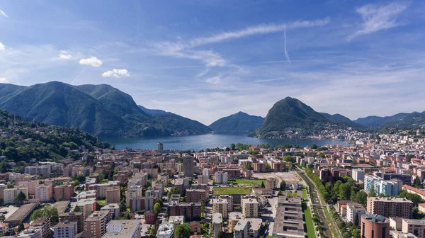 Luchtfoto van Lugano stad — Stockfoto