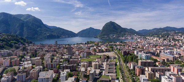 Letecký pohled na město Lugano — Stock fotografie
