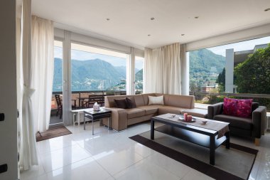 Lugano Gölü üzerinde güzel manzaralı yaşayan