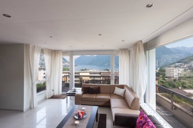 Lugano Gölü üzerinde güzel manzaralı yaşayan