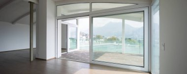 Modern tavan, boş oturma odası