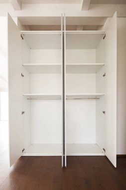 açık alanlar ile beyaz gardrop