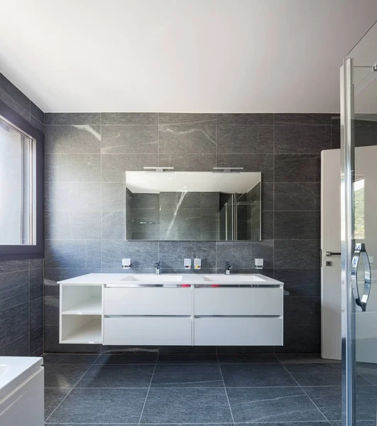Фронталь современной ванной комнаты — стоковое фото