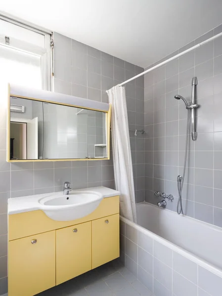 Винтажная серая и желтая ванная комната — стоковое фото