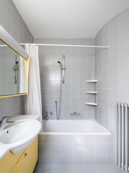 Винтажная серая и желтая ванная комната — стоковое фото