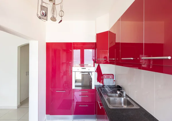 Rote leere Küche — Stockfoto