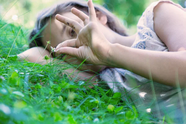 Chica reflexiva está en el campo — Foto de Stock