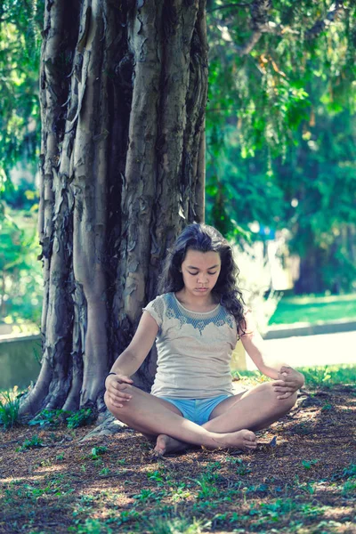 Meditatie in het park — Stockfoto