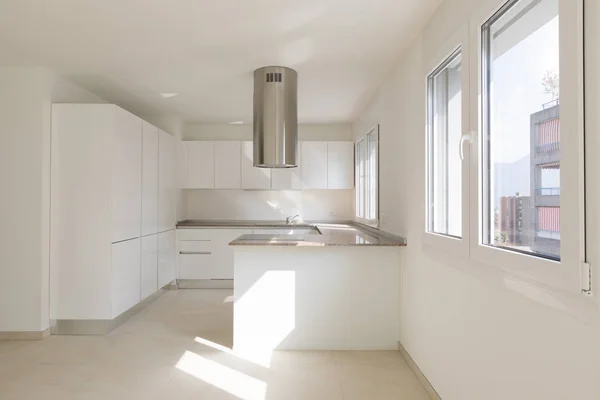 Modern appartement, lege ruimten, keuken — Stockfoto