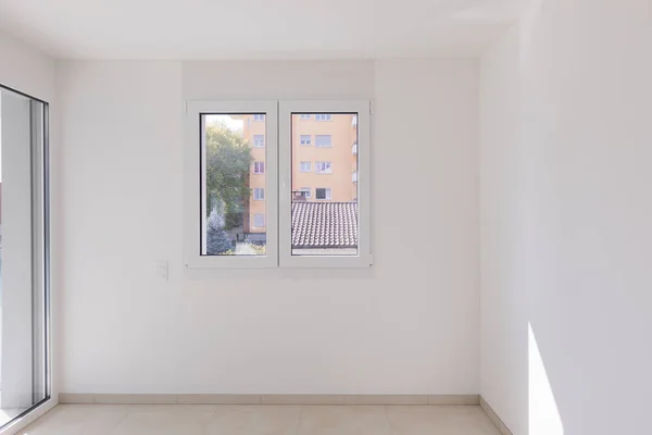 Prázdnou místnost, čelní pohled s okna — Stock fotografie