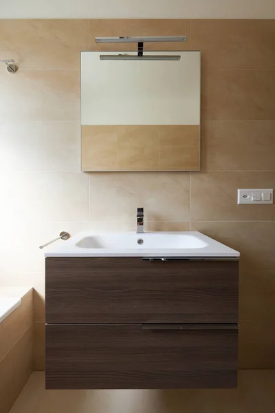 Dettaglio lavabo con specchio in bagno — Foto Stock