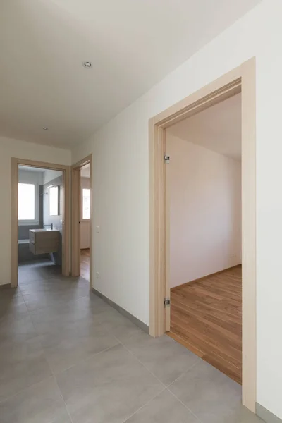 Puste mieszkanie nowoczesne, puste przestrzenie i białe ściany — Zdjęcie stockowe