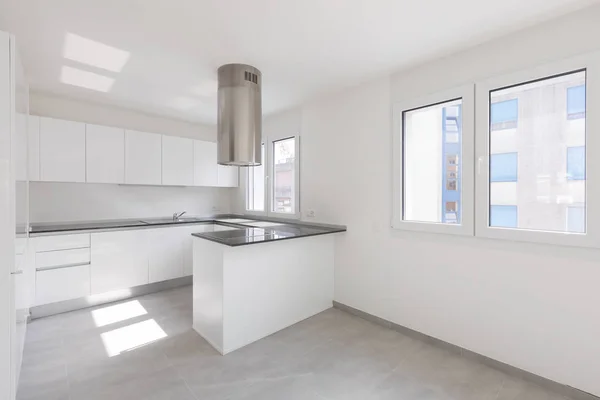 Lege moderne appartement, lege ruimten en witte muren — Stockfoto